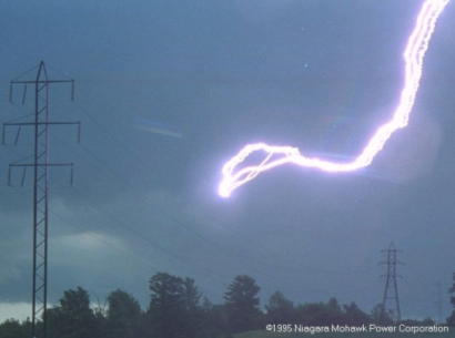 Foudre sur un cable de ligne haute tension filmé en 1995.